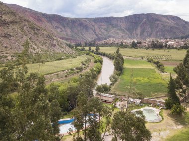 Peru 'daki Kutsal Vadi' nin havadan görünüşü. Peru And Dağları 'ndaki Urubamba şehrinde kırsal bir manzara.