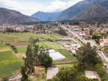Peru 'daki Kutsal Vadi' nin havadan görünüşü. Peru And Dağları 'ndaki Urubamba şehrinde kırsal bir manzara.