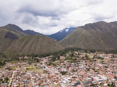 Peru 'nun kutsal vadisindeki Urubamba şehri manzarası. Cusco 'daki Peru And Dağları' ndaki şehir..