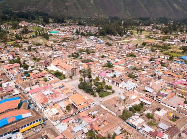 Cusco Peru 'daki Urubamba şehri manzarası. Urumbaba 'nın şehir merkezindeki ana meydanı ve katedrali haç şeklinde..