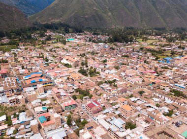 Cusco Peru 'daki Urubamba şehri manzarası. Urumbaba 'nın şehir merkezindeki ana meydanı ve katedrali haç şeklinde..