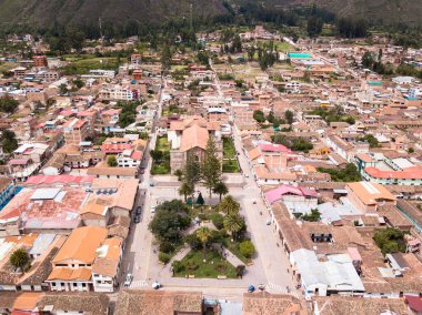 Cusco Peru 'daki Urubamba şehri manzarası. Urumbaba 'nın şehir merkezindeki ana meydanı ve katedrali haç şeklinde..