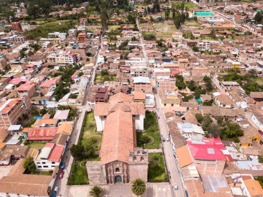Cusco Peru 'daki Urubamba şehri manzarası. Urumbaba 'nın şehir merkezindeki ana meydanı ve katedrali haç şeklinde..