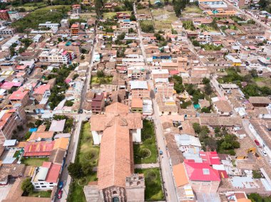 Cusco Peru 'daki Urubamba şehri manzarası. Urumbaba 'nın şehir merkezindeki ana meydanı ve katedrali haç şeklinde..
