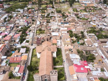 Cusco Peru 'daki Urubamba şehri manzarası. Urumbaba 'nın şehir merkezindeki ana meydanı ve katedrali haç şeklinde..