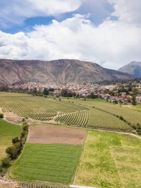 Peru 'daki Kutsal Vadi' nin havadan görünüşü. Peru And Dağları 'ndaki Urubamba şehrinde kırsal bir manzara.