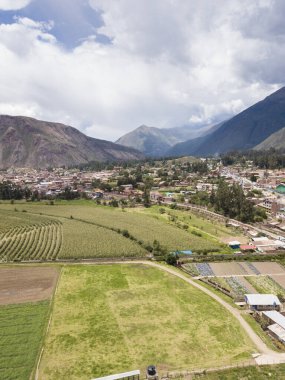 Peru 'daki Kutsal Vadi' nin havadan görünüşü. Peru And Dağları 'ndaki Urubamba şehrinde kırsal bir manzara.