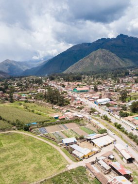 Peru 'nun kutsal vadisindeki Urubamba şehri manzarası. Cusco 'daki Peru And Dağları' ndaki şehir..