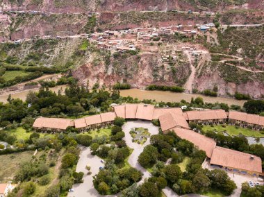Peru 'nun kutsal vadisindeki Urubamba şehri manzarası. Cusco 'daki Peru And Dağları' ndaki şehir..