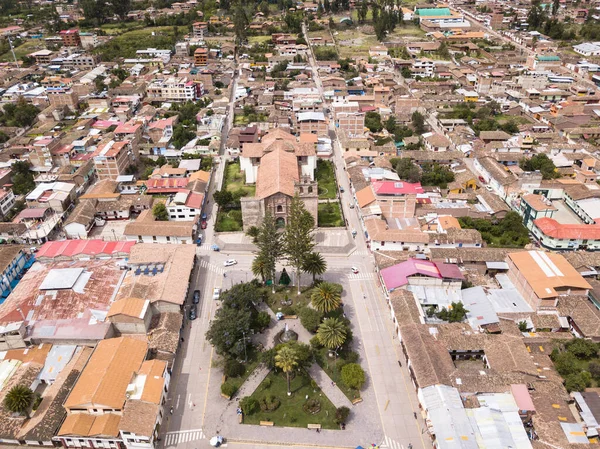 Cusco Peru 'daki Urubamba şehri manzarası. Urumbaba 'nın şehir merkezindeki ana meydanı ve katedrali haç şeklinde..