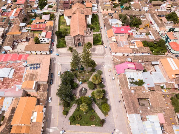 Cusco Peru 'daki Urubamba şehri manzarası. Urumbaba 'nın şehir merkezindeki ana meydanı ve katedrali haç şeklinde..