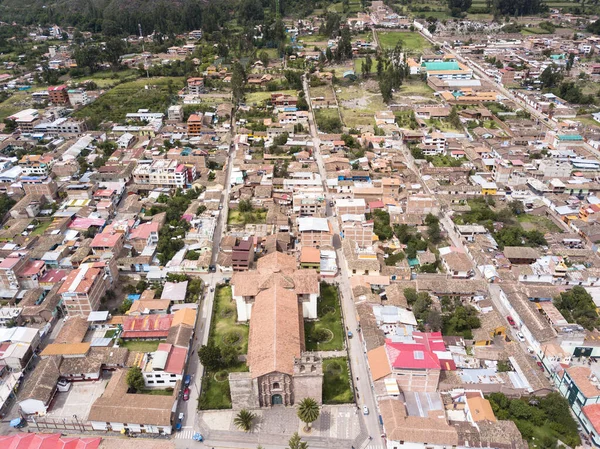Cusco Peru 'daki Urubamba şehri manzarası. Urumbaba 'nın şehir merkezindeki ana meydanı ve katedrali haç şeklinde..