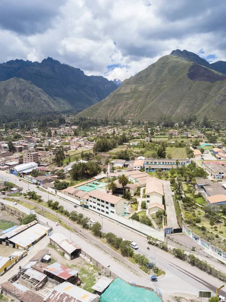 Peru 'nun kutsal vadisindeki Urubamba şehri manzarası. Cusco 'daki Peru And Dağları' ndaki şehir..