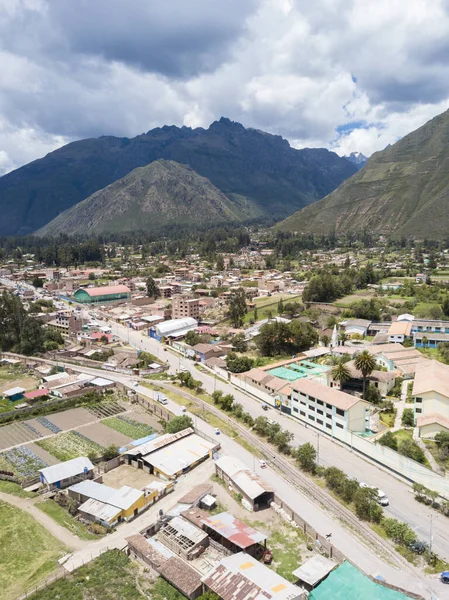 Peru 'nun kutsal vadisindeki Urubamba şehri manzarası. Cusco 'daki Peru And Dağları' ndaki şehir..