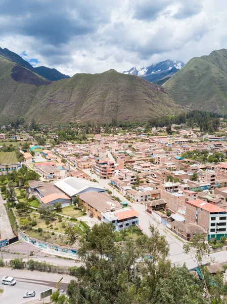 Peru 'nun kutsal vadisindeki Urubamba şehri manzarası. Cusco 'daki Peru And Dağları' ndaki şehir..