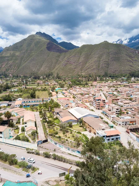 Peru 'nun kutsal vadisindeki Urubamba şehri manzarası. Cusco 'daki Peru And Dağları' ndaki şehir..