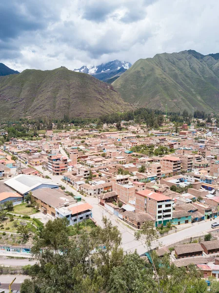 Peru 'nun kutsal vadisindeki Urubamba şehri manzarası. Cusco 'daki Peru And Dağları' ndaki şehir..