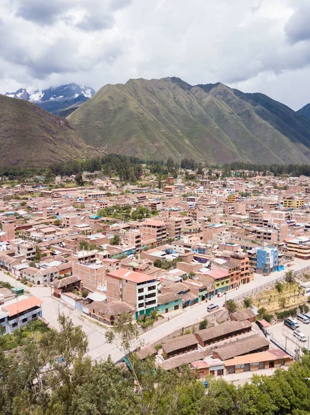 Peru 'nun kutsal vadisindeki Urubamba şehri manzarası. Cusco 'daki Peru And Dağları' ndaki şehir..