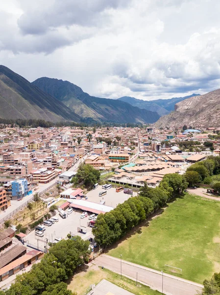 Bir spor sahasının havadan görünüşü. Urubamba Cusco Peru 'daki çoklu spor sahasının üst görünümü.