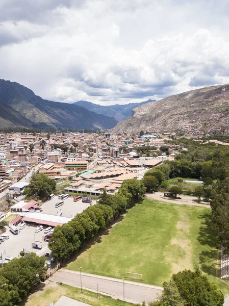 Bir spor sahasının havadan görünüşü. Urubamba Cusco Peru 'daki çoklu spor sahasının üst görünümü.