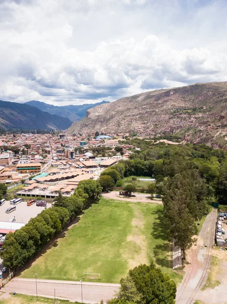 Bir spor sahasının havadan görünüşü. Urubamba Cusco Peru 'daki çoklu spor sahasının üst görünümü.