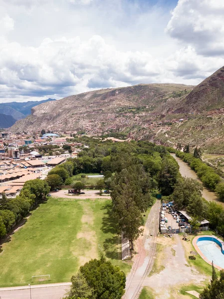 Bir spor sahasının havadan görünüşü. Urubamba Cusco Peru 'daki çoklu spor sahasının üst görünümü.