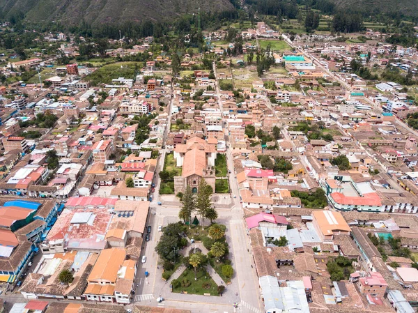 Cusco Peru 'daki Urubamba şehri manzarası. Urumbaba 'nın şehir merkezindeki ana meydanı ve katedrali haç şeklinde..
