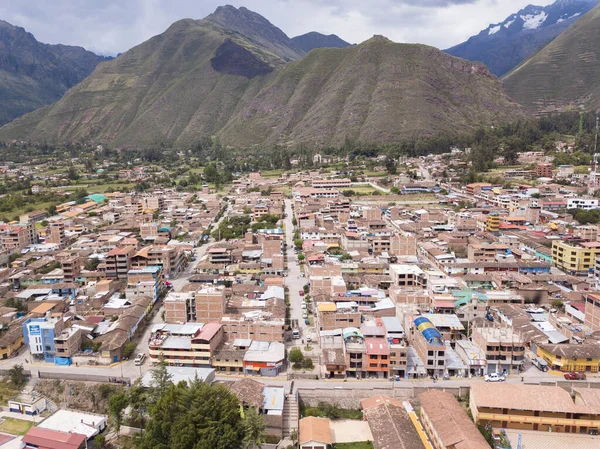 Peru 'nun kutsal vadisindeki Urubamba şehri manzarası. Cusco 'daki Peru And Dağları' ndaki şehir..