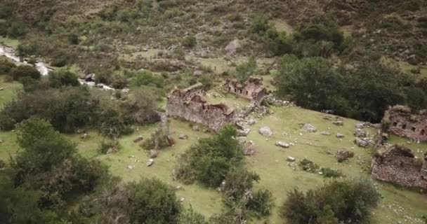 Vista Aérea Paisajes Del Pueblo Chupani Medio Los Andes Peruanos — Vídeo de stock