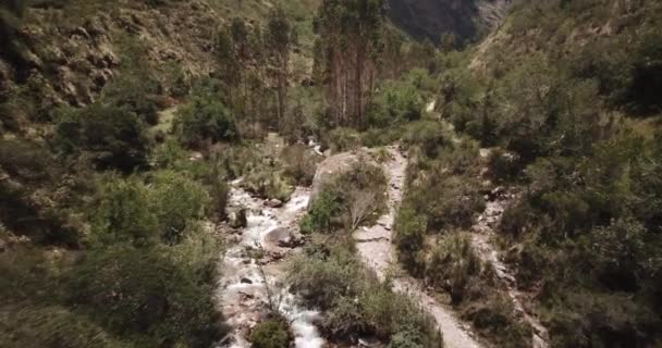 Αεροφωτογραφία Των Τοπίων Του Χωριού Chupani Στη Μέση Των Περουβιανών — Αρχείο Βίντεο