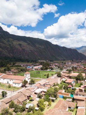 Yucay 'da İnka kültürü tarafından yapılan tarım yapısının görüntüsü. Peru And Dağları 'ndaki Kutsal Vadi' de bir kasaba.