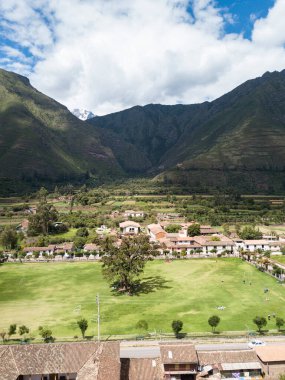 Yucay 'da İnka kültürü tarafından yapılan tarım yapısının görüntüsü. Peru And Dağları 'ndaki Kutsal Vadi' de bir kasaba.