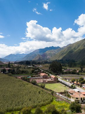 Yucay 'da İnka kültürü tarafından yapılan tarım yapısının görüntüsü. Peru And Dağları 'ndaki Kutsal Vadi' de bir kasaba.