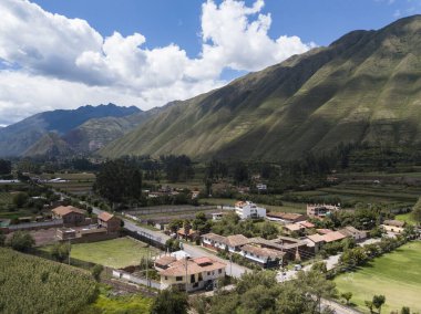 Yucay 'da İnka kültürü tarafından yapılan tarım yapısının görüntüsü. Peru And Dağları 'ndaki Kutsal Vadi' de bir kasaba.