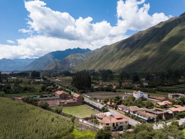 Yucay 'da İnka kültürü tarafından yapılan tarım yapısının görüntüsü. Peru And Dağları 'ndaki Kutsal Vadi' de bir kasaba.