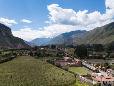 Yucay 'da İnka kültürü tarafından yapılan tarım yapısının görüntüsü. Peru And Dağları 'ndaki Kutsal Vadi' de bir kasaba.