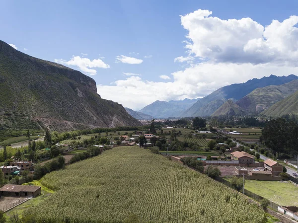 Yucay 'da İnka kültürü tarafından yapılan tarım yapısının görüntüsü. Peru And Dağları 'ndaki Kutsal Vadi' de bir kasaba.
