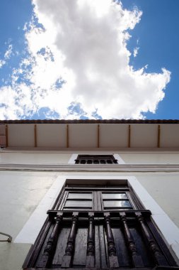 Cusco Peru 'da geleneksel caddede ahşap balkon. Peru And Dağları 'nda koloni tarzı mimari.