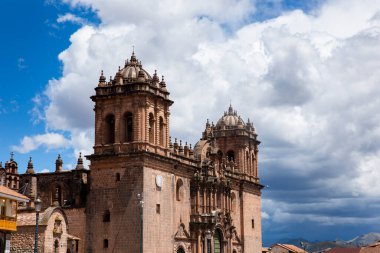 Cusco Peru 'daki geleneksel Katolik kilisesi. Peru And Dağları 'ndaki koloni binası. Cusco 'daki Katedral ve ana meydan.