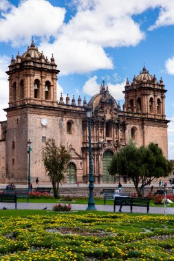 Cusco Peru 'daki geleneksel Katolik kilisesi. Peru And Dağları 'ndaki koloni binası. Cusco 'daki Katedral ve ana meydan.