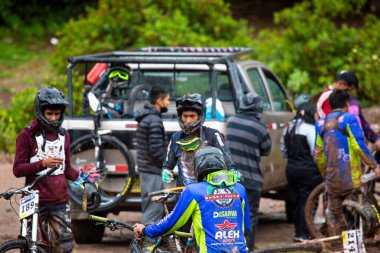Pichingoto, Urubamba - Peru - 23 Ocak 2022: Pichingoto, Cusco 'da Downhill dağ bisikleti yarışması. Kutsal Vadi 'deki Peru And Dağları' nda yağmur mevsiminde yokuş aşağı.