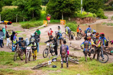 Pichingoto, Urubamba - Peru - 23 Ocak 2022: Pichingoto, Cusco 'da Downhill dağ bisikleti yarışması. Kutsal Vadi 'deki Peru And Dağları' nda yağmur mevsiminde yokuş aşağı.