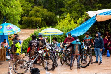 Pichingoto, Urubamba - Peru - 23 Ocak 2022: Pichingoto, Cusco 'da Downhill dağ bisikleti yarışması. Kutsal Vadi 'deki Peru And Dağları' nda yağmur mevsiminde yokuş aşağı.
