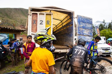 Pichingoto, Urubamba - Peru - 23 Ocak 2022: Pichingoto, Cusco 'da Downhill dağ bisikleti yarışması. Kutsal Vadi 'deki Peru And Dağları' nda yağmur mevsiminde yokuş aşağı.