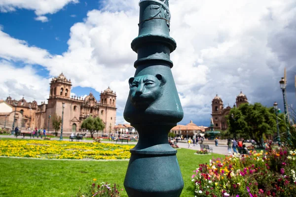 Cusco Peru 'da bir puma heykeli olan ışık direği. Cusco 'daki Peru And Dağları' nda geleneksel ışık direği.