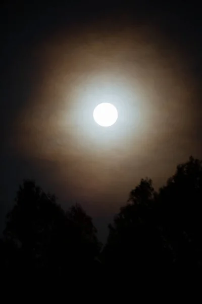 안데스 산맥의 어두운 보름달이 떴습니다 어두운 — 스톡 사진