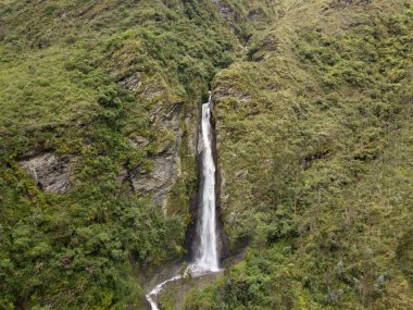 Peru And Dağları 'ndaki bir şelalenin havadan görünüşü. Yüksek dağdan taze su kaynağı.