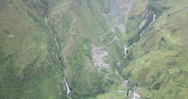 Peru And Dağları 'ndaki bir şelalenin havadan görünüşü. Yüksek dağdan taze su kaynağı.