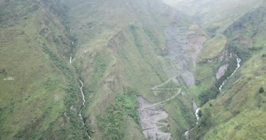 Peru And Dağları 'ndaki bir şelalenin havadan görünüşü. Yüksek dağdan taze su kaynağı.