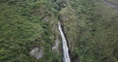 Peru And Dağları 'ndaki bir şelalenin havadan görünüşü. Yüksek dağdan taze su kaynağı.
